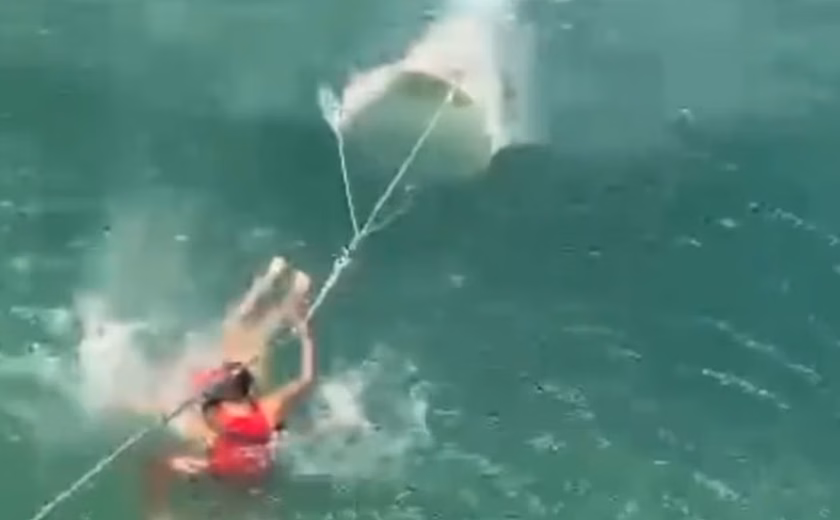 Banhistas tentam fazer travessia entre praias no Guarujá e são resgatados por helicóptero