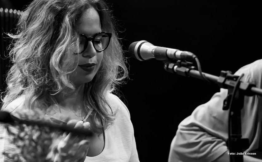 Cantando para comemorar, Suzi Mariana apresenta show intimista no Teatro de Arena Sérgio Cardoso