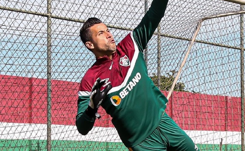 Fábio renova com o Fluminense e jogará até os 45 anos; clube rebate acusações do Vasco