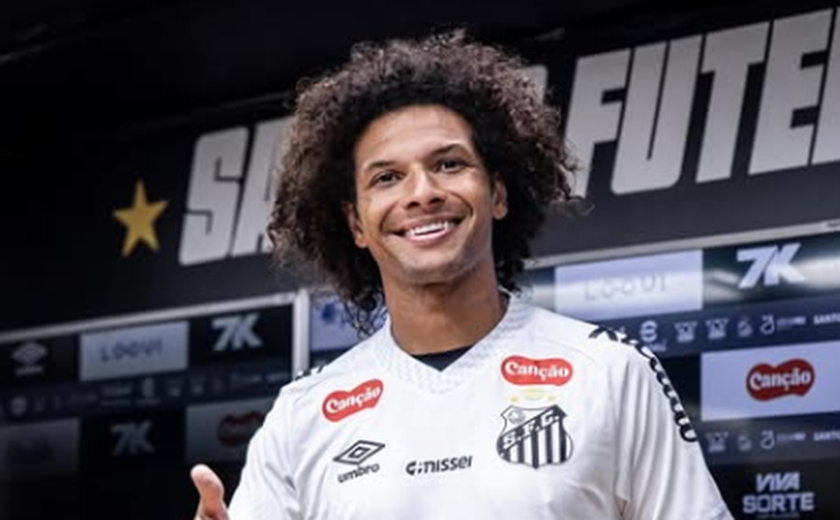 Arão se emociona em apresentação no Santos e pede tempo para estrear: 'Preciso pegar ritmo'