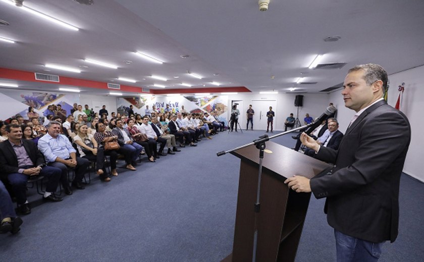 Governador anuncia datas para pagamento do Escola 10: 27 municípios vão dividir R$ 20 mi