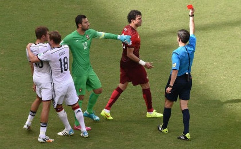 Alagoano Pepe leva o cartão vermelho após agredir Thomas Müller