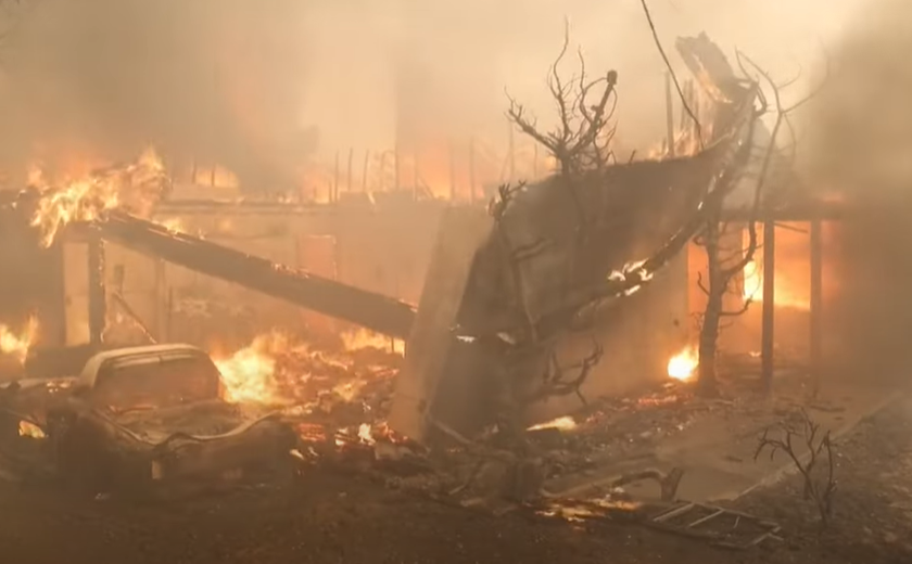 Tempestade de vento turbinam incêndio florestal em Los Angeles e força fuga de moradores a pé