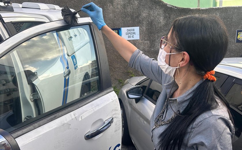 Coleta de impressões digitais na cena do crime é essencial para desvendar a verdade