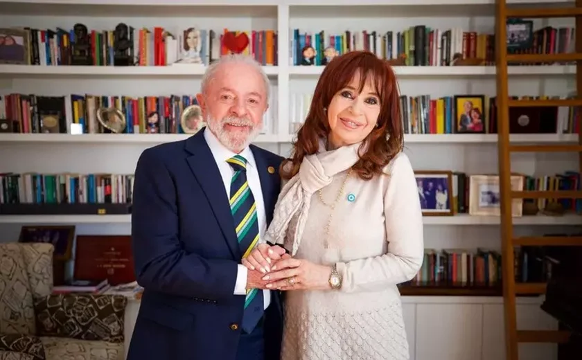Lula visita Cristina Kirchner em prisão domiciliar na Argentina