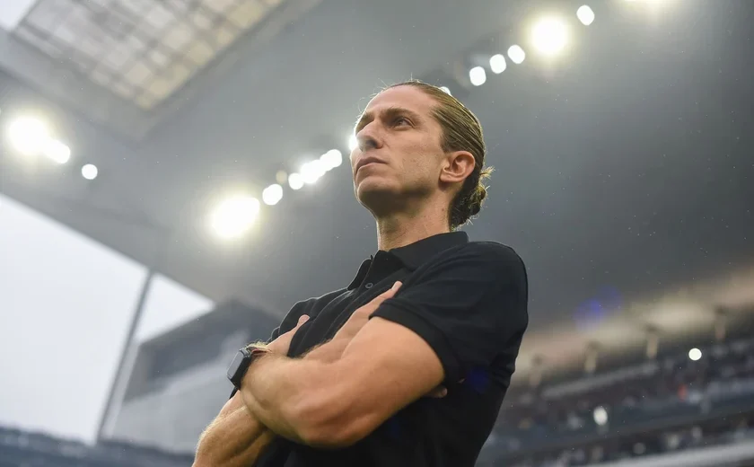 Novo presidente do Flamengo banca a permanência de Filipe Luís no comando do time principal