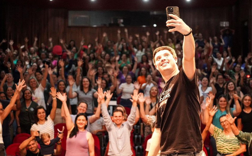 João Vitor fala sobre luta contra o preconceito em palestra que emocionou a plateia