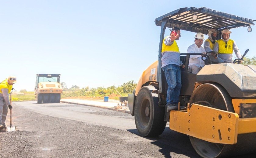 Prefeito Luciano Barbosa inspeciona obras de melhoria da mobilidade urbana