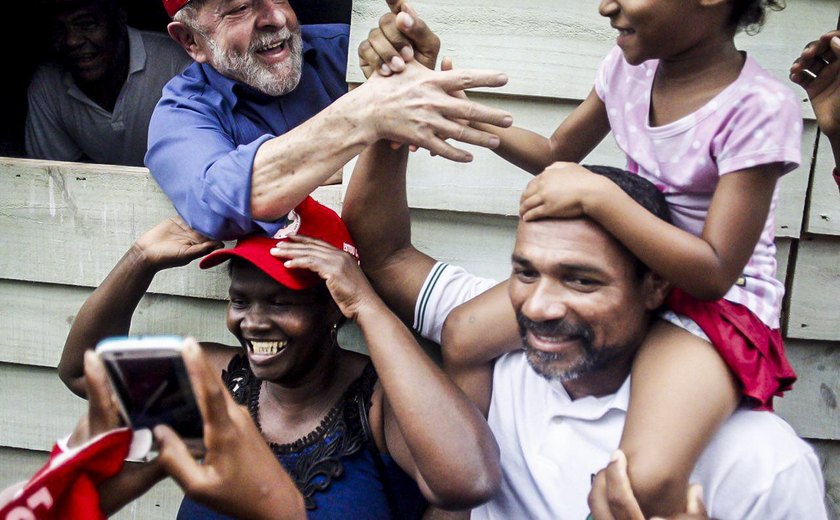 Em uma semana de viagem, caravana de Lula é marcada por encontros emocionantes