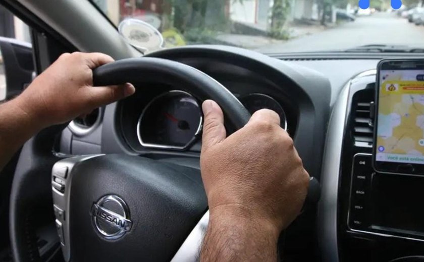 Homem com dois mandados por homicídio é capturado durante abordagem em carro de aplicativo