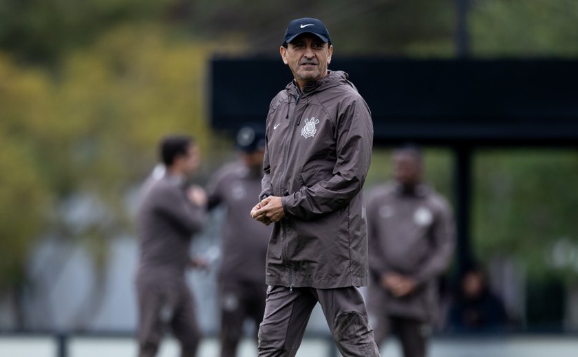Ramón Díaz faz 1º treino na Arena como técnico do Corinthians com 11 jogadores da base