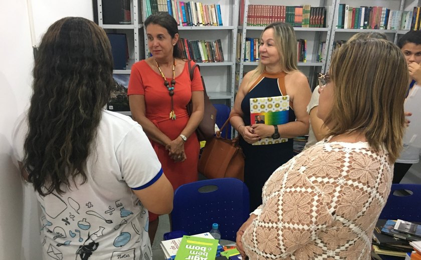 Biblioteca da Unidade de Internação Feminina recebe doação de mais de 300 livros