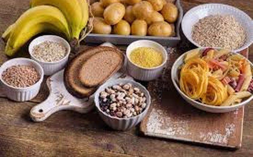 Quem tem refluxo pode comer carboidrato? Estudo investigou relação; entenda