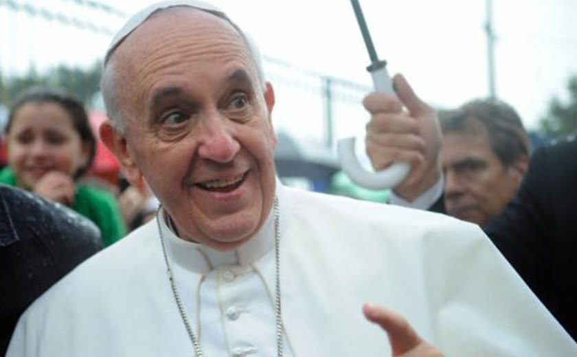 Papa Francisco deixa Nunciatura para rezar com fiéis equatorianos na rua
