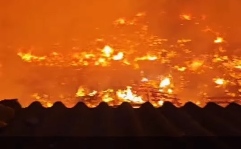 Grande incêndio atinge comunidade em Santos e destrói dezenas de casas
