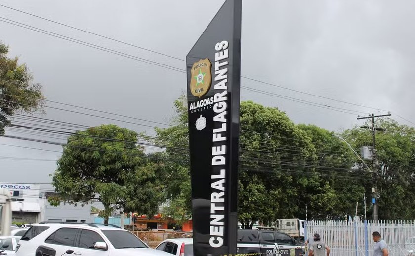 Homem é preso após agredir companheira e namorado da filha em Maceió