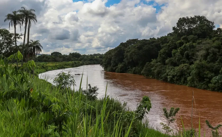 Vazamento de água em tubulação da Vale mobiliza Brumadinho
