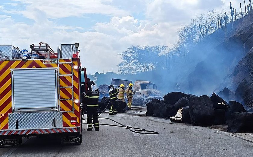 Carreta pega fogo e interdita BR-101 no interior de Alagoas
