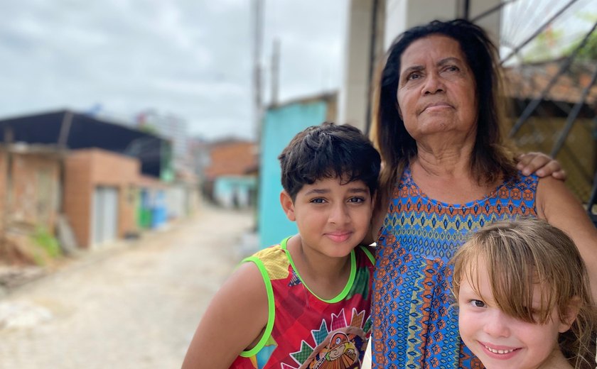 População comemora nova iluminação em ruas do Jacintinho