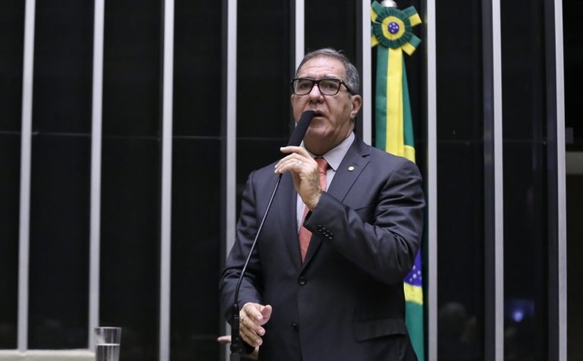 Câmara aprova projeto que reajusta salários e reestrutura carreiras de servidores do Executivo federal