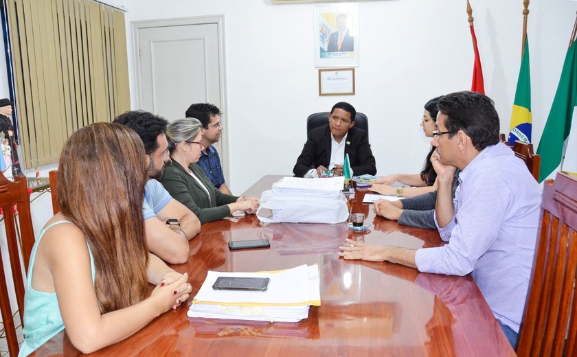 Prefeito e equipe de governo discutem revitalização do Lago do Goiti, em Palmeira
