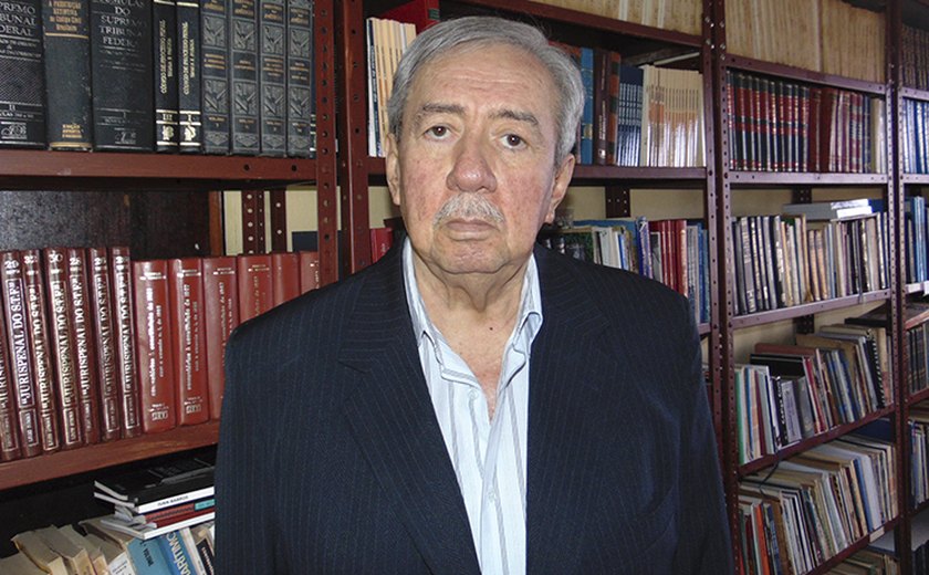 Escritor Ivan Barros lança livro  biográfico sobre Divaldo Suruagy