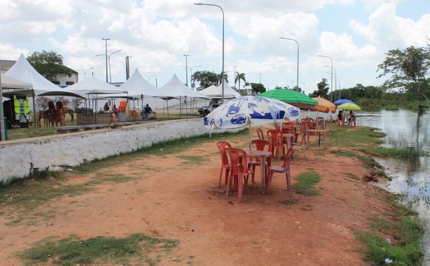 Prefeitura de Penedo instala comerciantes da Prainha em novo local