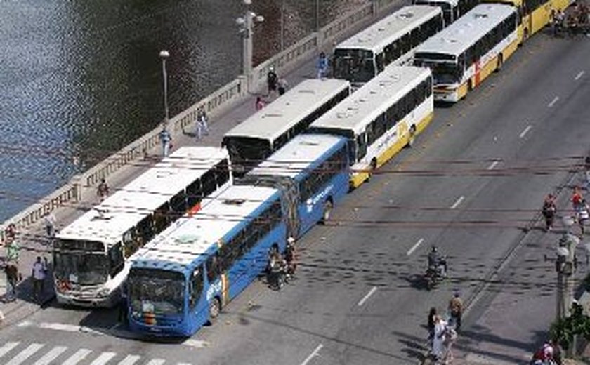 Greve de ônibus continua nesta terça-feira em Pernambuco