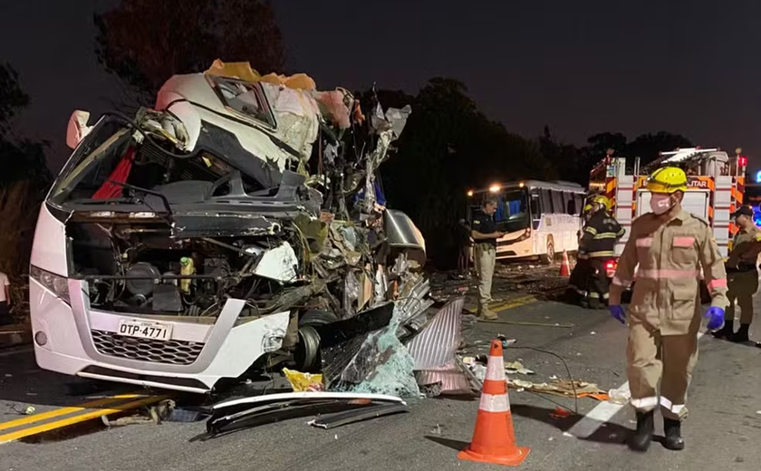 Acidente com ônibus de estudantes na BR-153 deixa ao menos cinco mortos e dezenas de feridos em Goiás