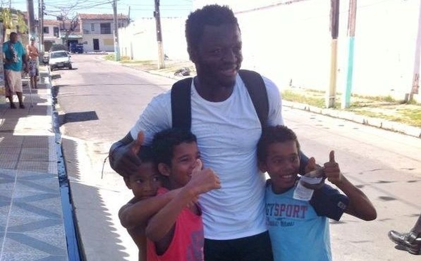 Jogador de Gana visita comunidade carente do entorno do Rei Pelé