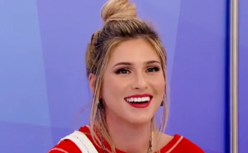 Lívia Andrade relata os 40 minutos em avião com falha mecânica durante o voo