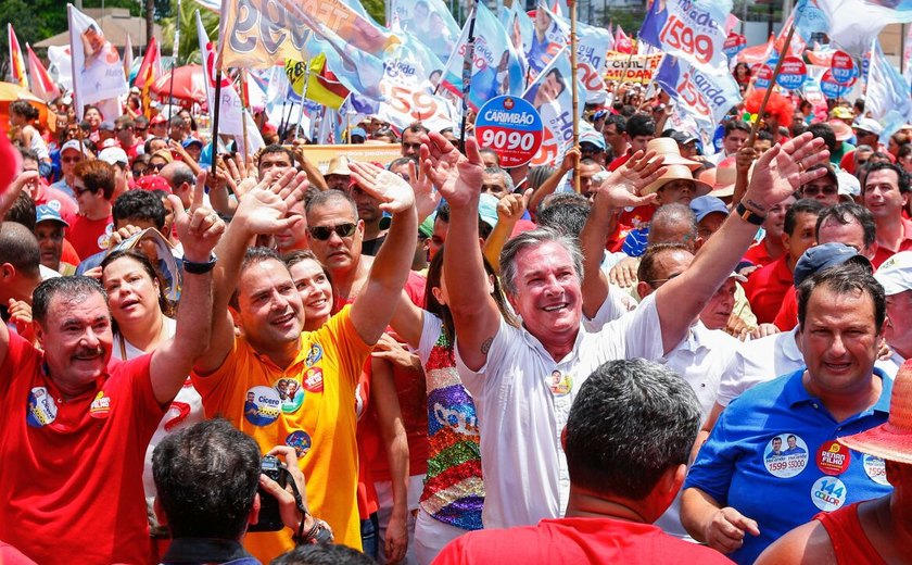 População invade orla de Maceió para apoiar candidatura de Collor