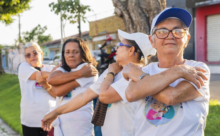 Motivação e exemplo, grupo de idosos realiza caminhada na Ciclovia do Trabalhador