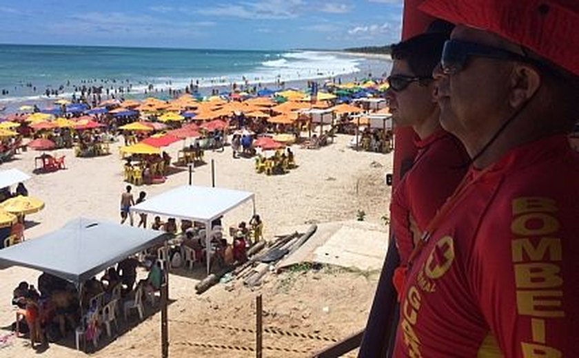 Duas pessoas são resgatadas do mar na Praia do Francês