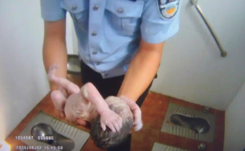 Bebê recém-nascido é abandonado em banheiro público na China