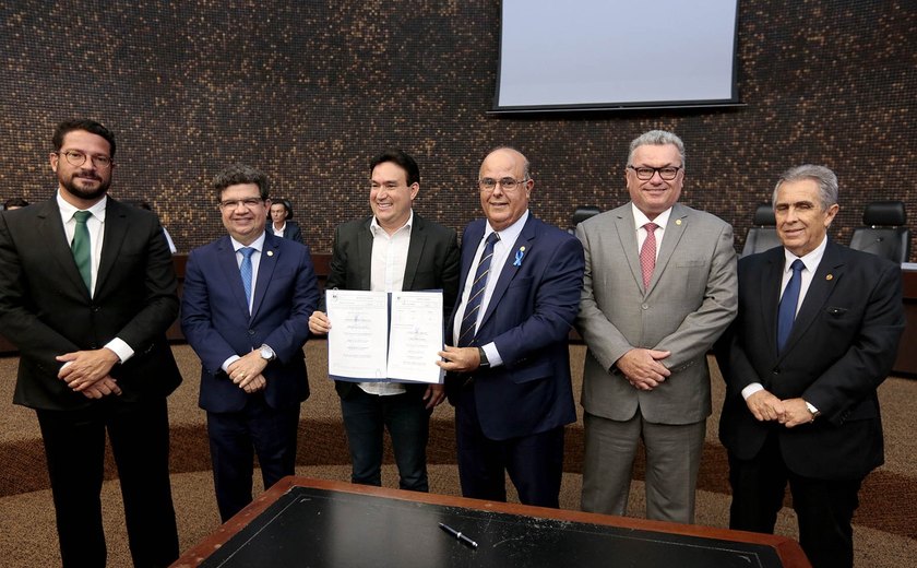 Prefeito Jorge Galvão assina no TJ adesão do município de Jundiá ao programa Moradia Legal