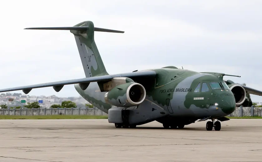 FAB intercepta helicóptero vindo da Venezuela com 240 kg de drogas