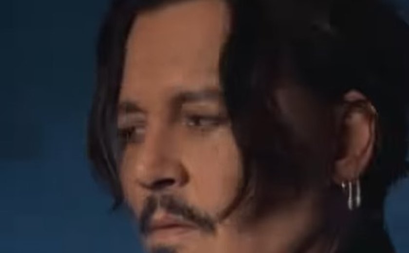 Johnny Depp se veste como Jack Sparrow em visita a Hospital Infantil