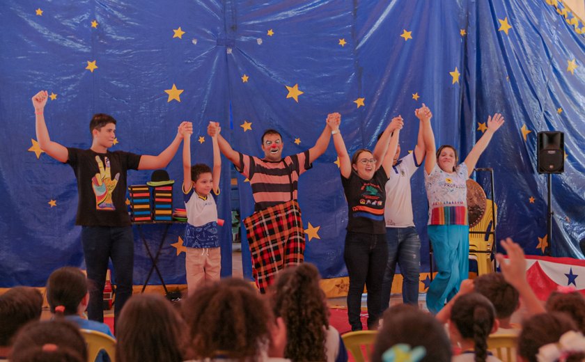 Espetáculo circense leva noções de empreendedorismo aos alunos e alunas de Arapiraca