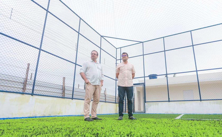 Prefeito Luciano acompanha obras do CRAS e do campo de futebol society no Brisa