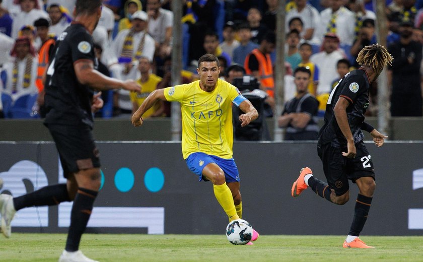 Cristiano Ronaldo corrige árbitro e admite que não sofreu pênalti em empate do Al Nassr