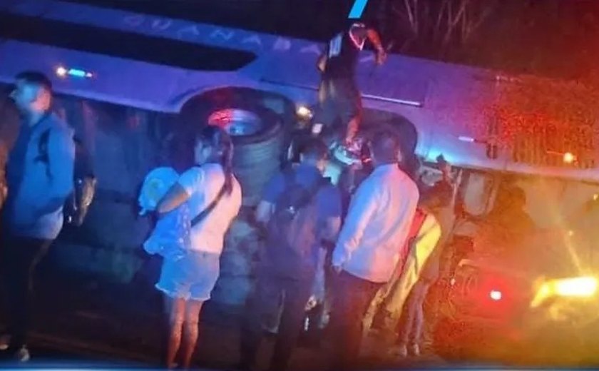 Ônibus tomba na Serra das Pias, em Palmeira dos Índios; não houve vítimas
