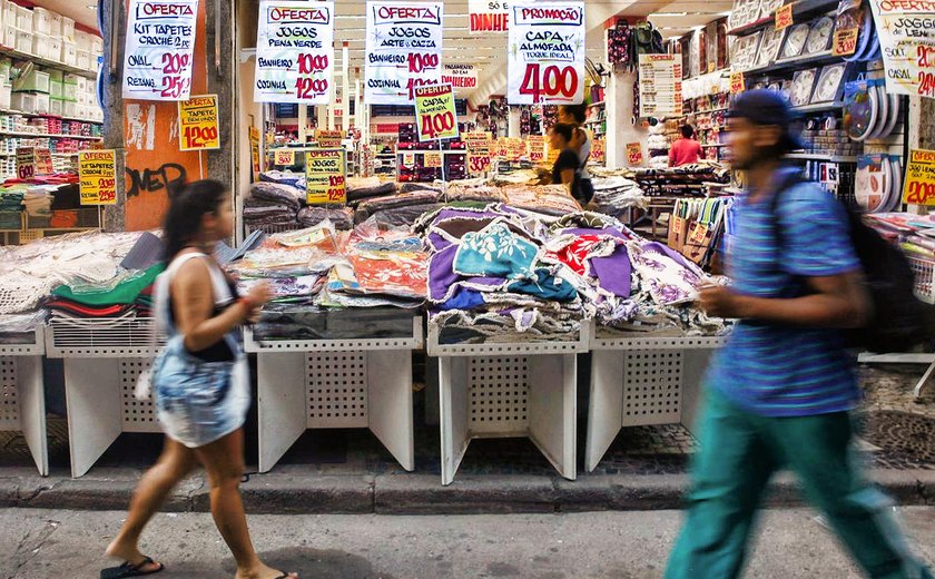 Vendas do varejo caem 2,5% em março ante fevereiro, afirma IBGE