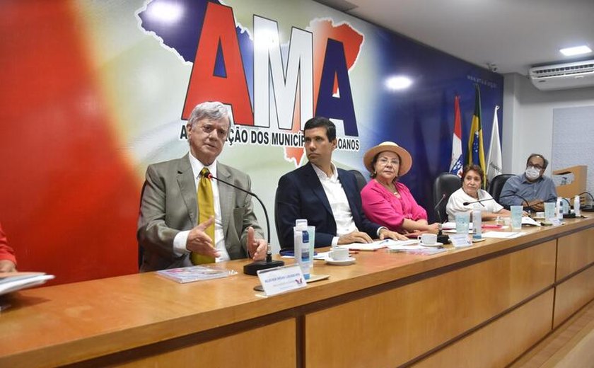 Governador Kléver Loureiro mantém diálogo com prefeitos alagoanos em reunião na AMA