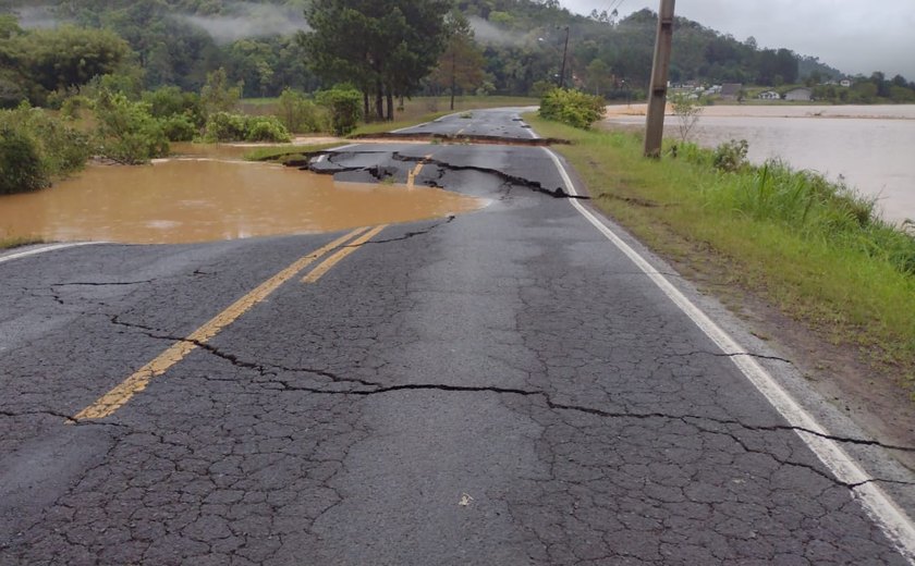 Chuvas destroem asfalto e interditam rodovia em Santa Catarina