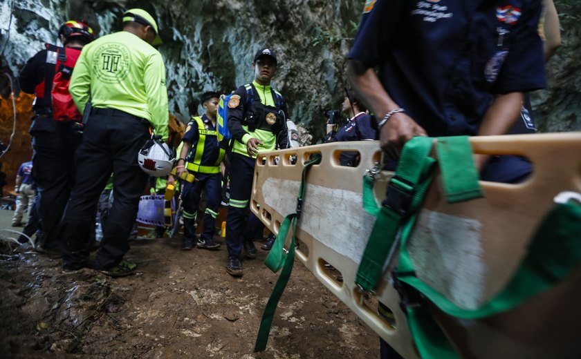 Todos os 12 meninos e técnico são resgatados de caverna na Tailândia