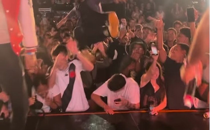 Fã pula na plateia durante show do cantor Major RD e cai no chão; veja vídeo