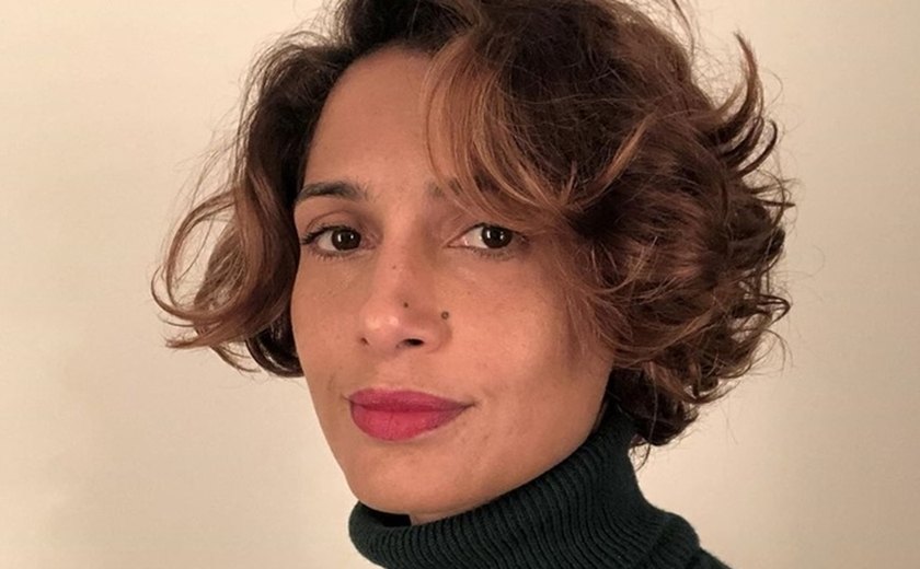 Camila Pitanga é vacinada contra covid-19 mostrando cartaz #Fora Bolsonaro’