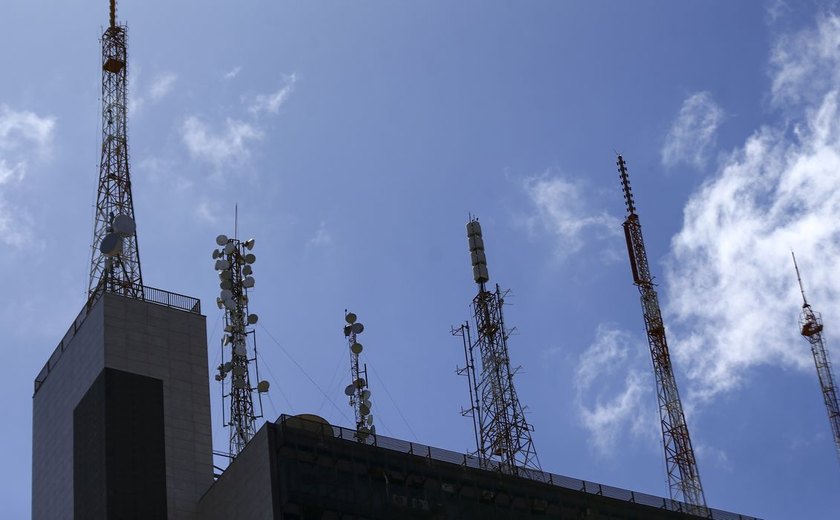 Operadoras têm até 2029 para instalar antenas e liberar o 5G