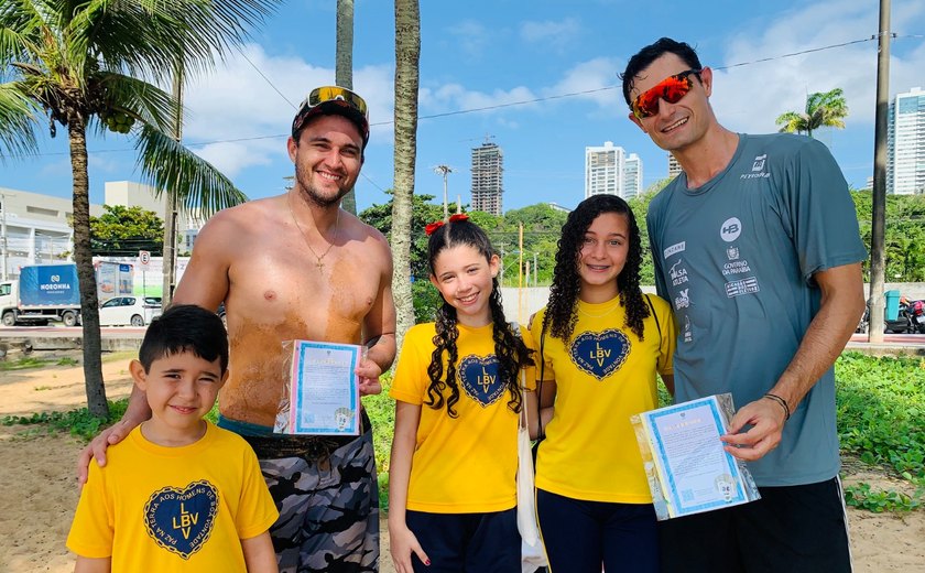 Dupla de vôlei de praia, André Stein e George Wanderley, recebem carinho das crianças da LBV rumo as Olimpíadas de Paris